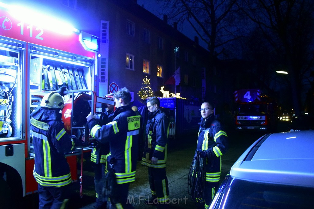 Feuer 2 Y durch Weihnachtsbaum  Koeln Ehrenfeld Alpenerstr P63.JPG - Miklos Laubert